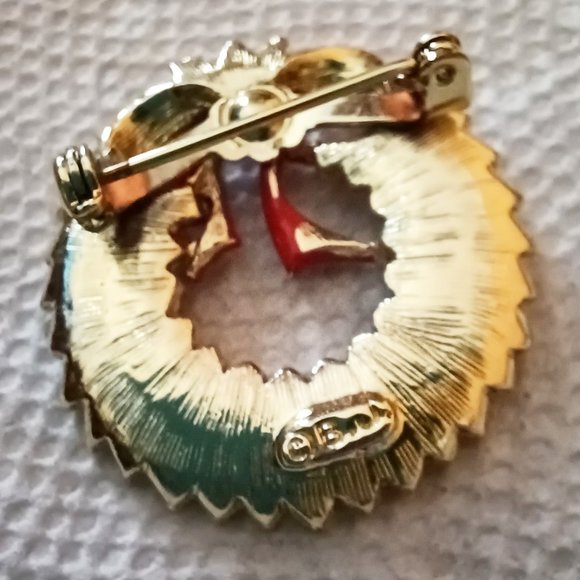 Vntg UNWORN RHINESTONE CHRISTMAS WREATH BROOCH Signed B.J. - Picture 2 of 2